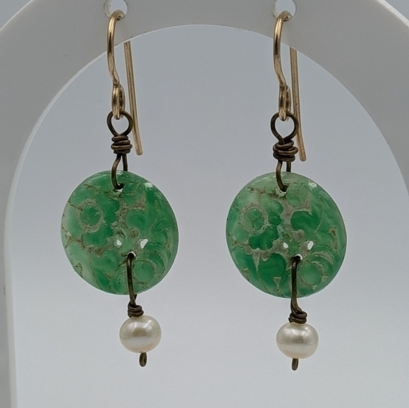 Vintage carved disc green dangle earrings - Picture 6 of 6